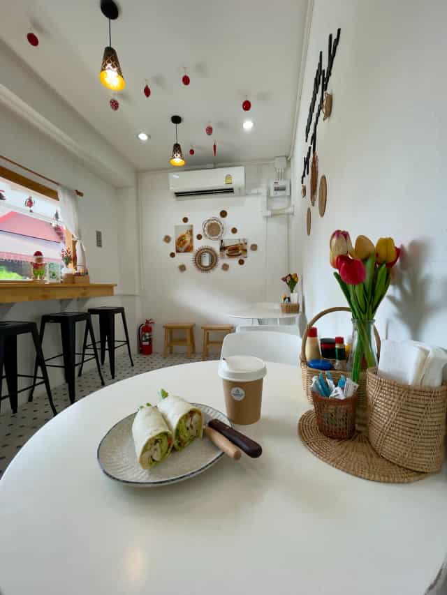Sandwich Box Karon Beach~Speciallty coffee and Breakfast