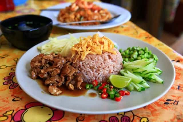 ผัดไทยหน้าวัดกะทู้ by แม่ยวนใจ