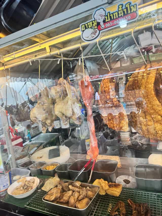 ข้าวขาหมู ปากน้ำโพ