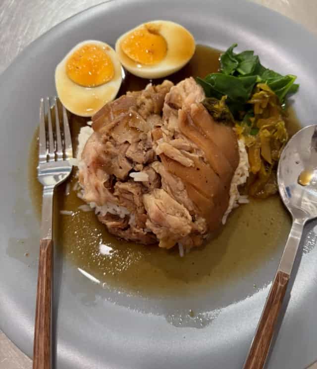 เฮียชาติ ข้าวมันไก่