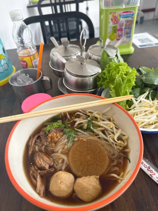 ก๋วยเตี๋ยวไฟแดง ( แยกกมลา )