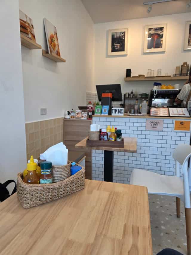 Sandwich Box Karon Beach~Speciallty coffee and Breakfast
