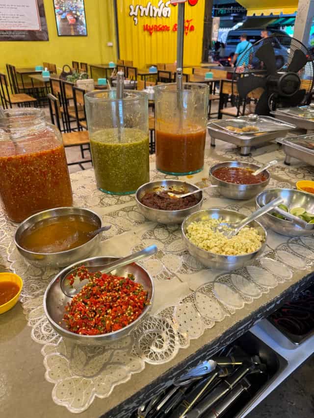 สายกอ บุฟเฟต์ หมูกระทะ & ซีฟู๊ด Sai Kor Buffet MooKaTa Seafood 自助餐、海鮮、燒烤和湯Гриль-шведский стол