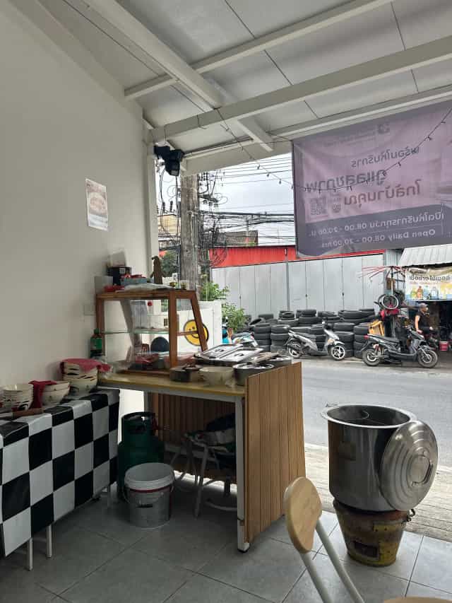 ก๋วยเตี๋ยวไฟแดง ( แยกกมลา )