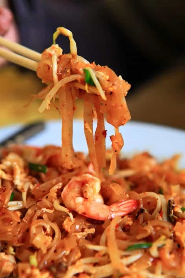 ผัดไทยหน้าวัดกะทู้ by แม่ยวนใจ