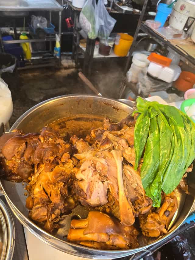 ข้าวขาหมู ปากน้ำโพ