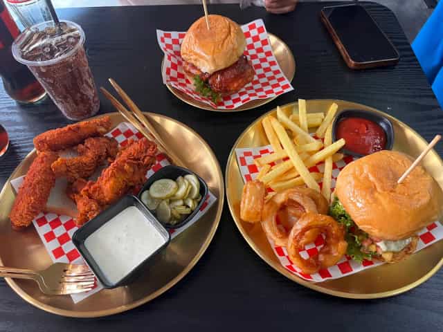 BurgerQueenByChefTangเบอร์เกอร์ควีนbyเชฟแตง(สาขาภูเก็ตวิทยาลัย)